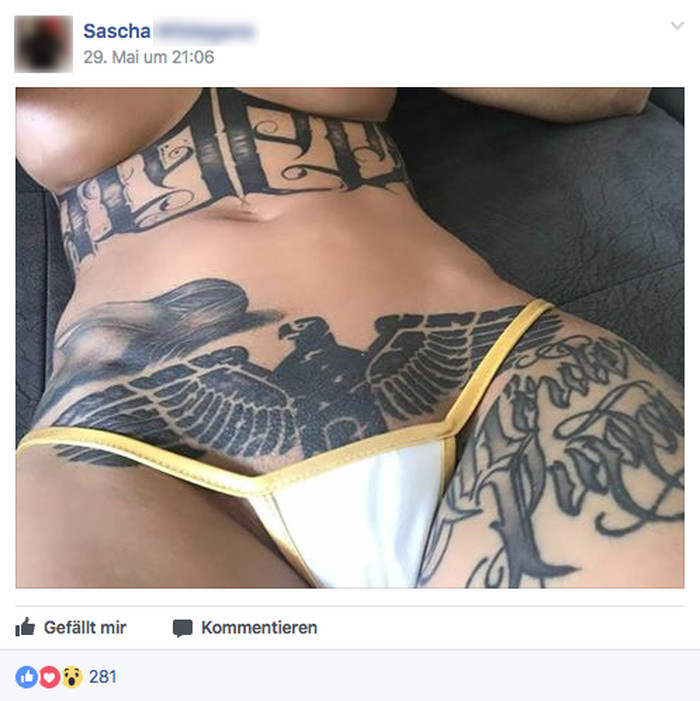 Screenshot eines Facebook-Postings aus der Gruppe "Der Islam gehört nicht zu Deutschland (Meinungszensur nur im Extremfall)", zu sehen ist der Körper einer tätowierten Frau, die über der Scham einen Reichsadler tätowiert hat.
