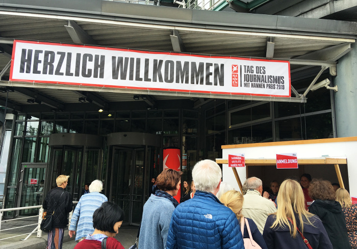 Menschen stehen am Eingang zum Verlagshaus von Gruner+Jahr Schlange.
