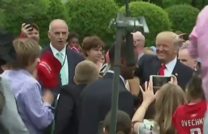 Junge fängt signierte Kappe von Donald Trump
