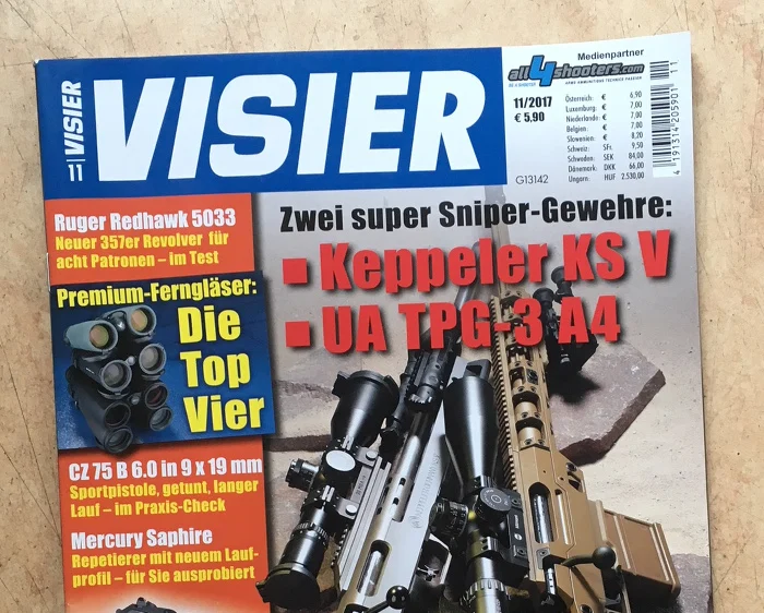 Unter dem Tite "VISIER" sind mehrere Gewehre zu sehen, eine Hand, die eine Waffe hält, und eine weitere Waffe, die liegt. Schlagzeile unter anderem: "Zwei super Sniper-Gewehre"